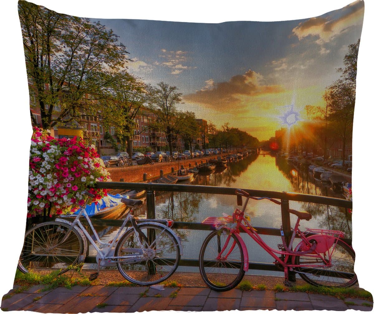Tuinkussen - Amsterdam - Bloemen - Brug - Fiets - Zonsondergang - 40x40 cm - Weerbestendig