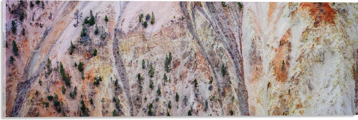 Acrylglas - Bovenaanzicht van Beige Bergen met Bomen - 60x20 cm Foto op Acrylglas (Wanddecoratie op Acrylaat)