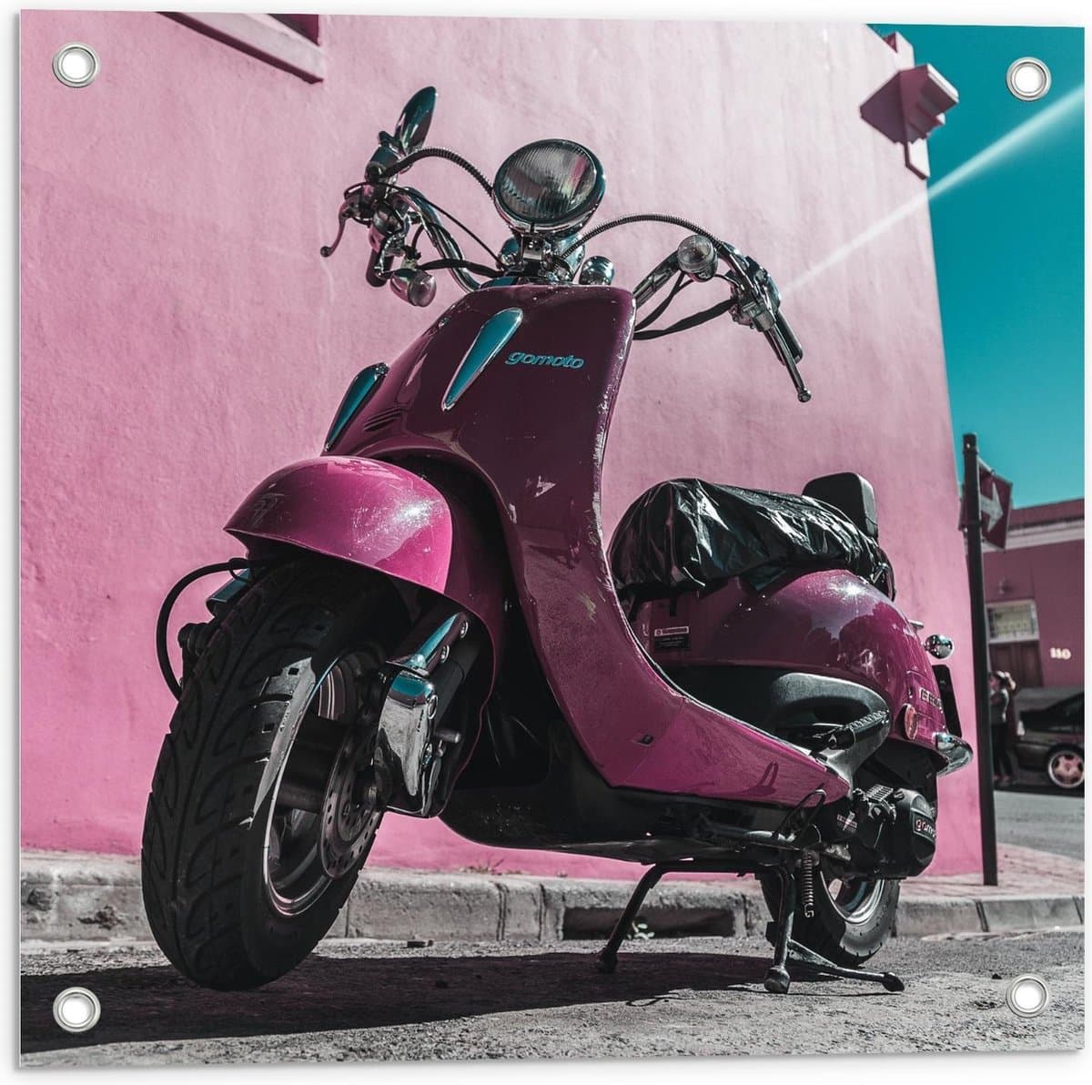 Tuinposter – Roze Retro Scooter Gomoto - 50x50cm Foto op Tuinposter (wanddecoratie voor buiten en binnen)
